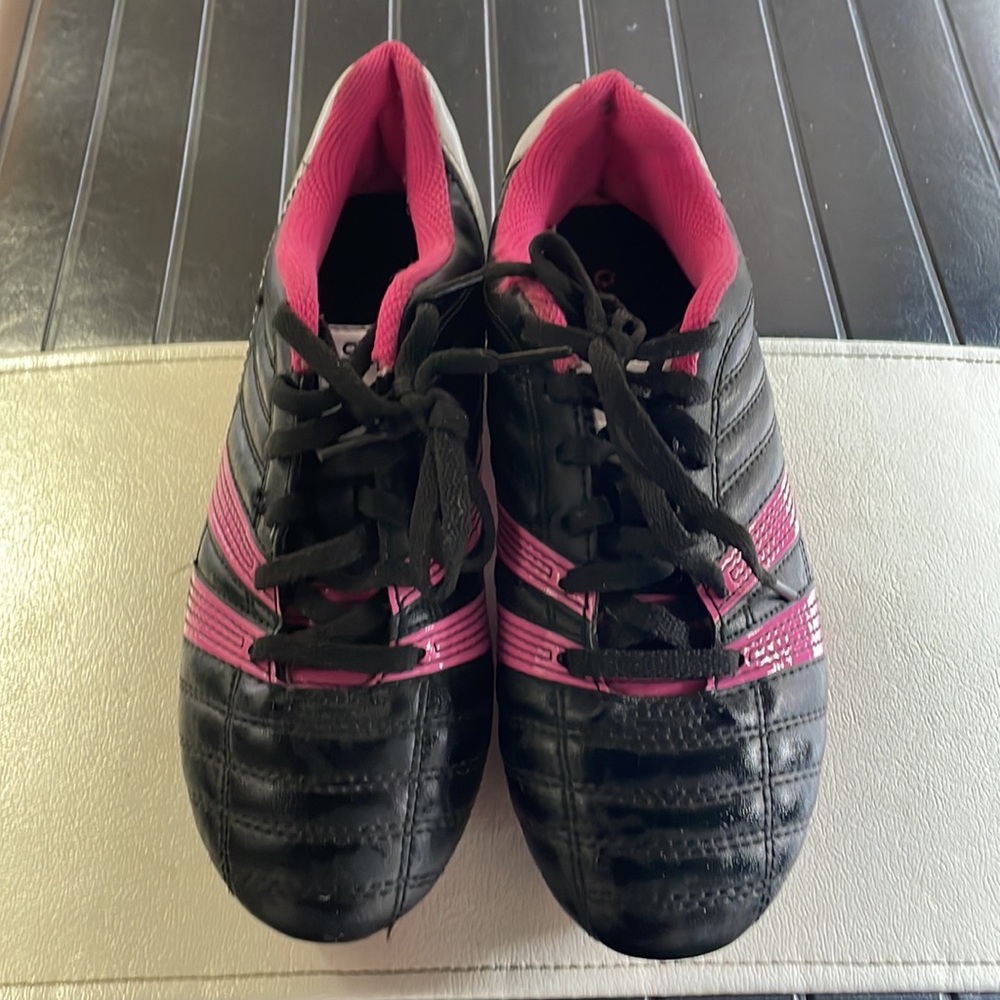 Umbro Kids Soccer Cleats - Size 4 kids